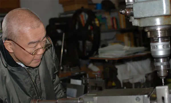 ファクトリーイワサワ岩澤氏の作業風景写真